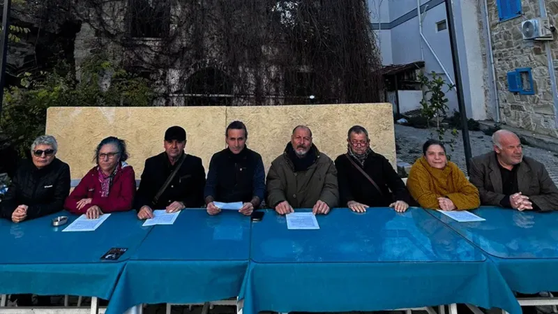 Foça Belediyesi'nin 25 taşınmaz satışı kararı, halkın tepkisini çekti