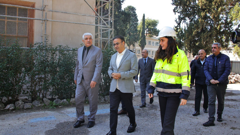 Dr. Ömer Yahşi Buca'daki okullarda restorasyon ve eğitim süreçlerini yerinde gözlemledi