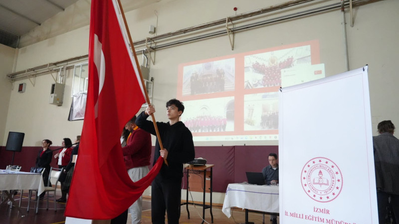 İzmir İl Milli Eğitim Müdürlüğü’nün düzenlediği bilgi yarışması’nda İstiklâl Marşı’na saygı