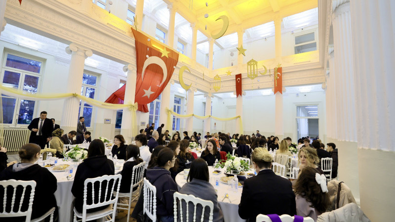 İzmir Valisi Elban, İzmir Atatürk Lisesi öğrencileriyle iftar sofrasında buluştu