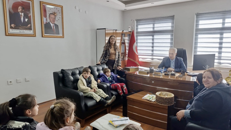 Minik Dahiler’den Kemalpaşa İlçe Milli Eğitim Müdürü'ne ziyaret