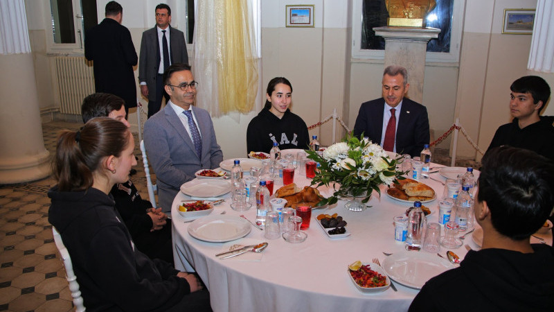 Vali Elban ve İzmir İl Millî Eğitim Müdürü Yahşi, öğrencilerle iftar açtı