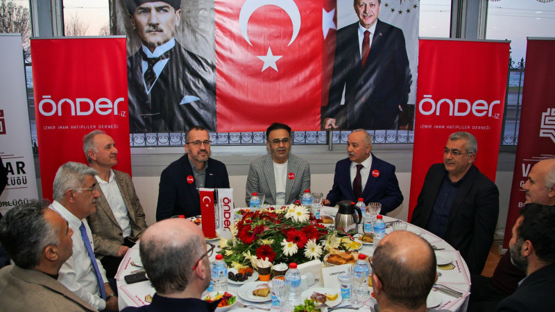 İzmir’de imam hatiplilerden geniş katılımlı iftar