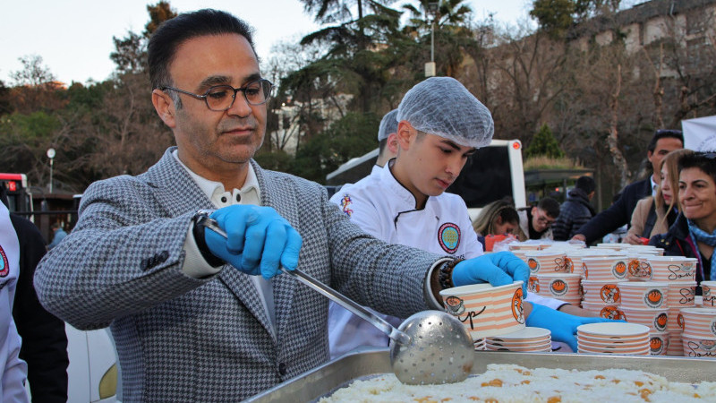 Ömer Yahşi’den Konak Meydanı’nda iftar ikramı