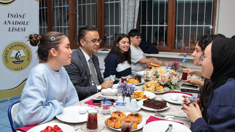 İzmir İl Milli Eğitim Müdürü Yahşi öğrencilerle sahur yaptı