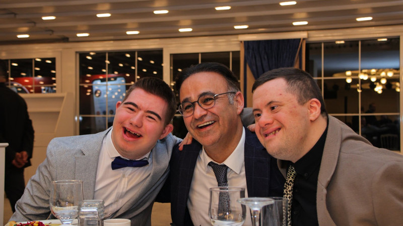 Dr. Ömer Yahşi özel çocuklarla aynı sofrada iftar açtı