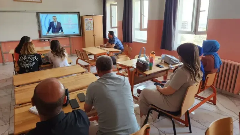 Bakan Tekin duyurdu: Öğretmen seminerlerinde ilk hafta online!