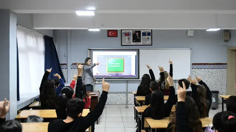 MEB'den sözleşmeli öğretmenlere müjde: Dilekçeye gerek kalmadan kadroya geçiş başladı