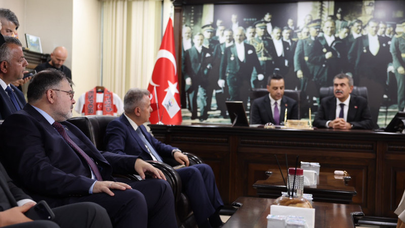 Çiğli’de ilk bakan ziyareti: Yusuf Tekin, Onur Emrah Yıldız’ı ziyaret etti