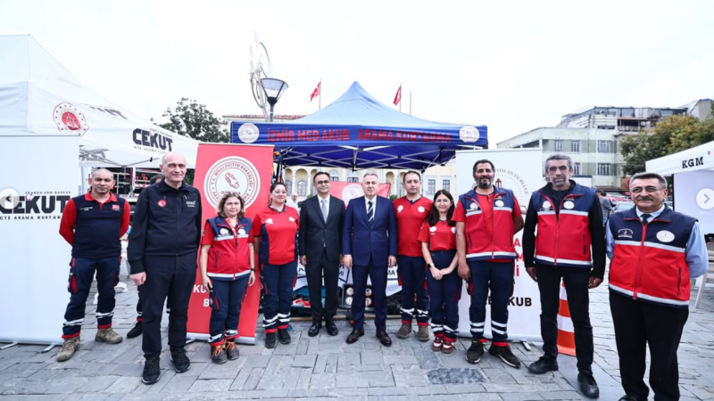 İzmir İl Millî Eğitim Müdürü Dr. Ömer Yahşi ve İzmir Valisi Dr. Süleyman Elban, MEB AKUB’un çalışmalarını inceledi