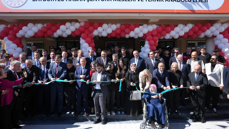 Bakan Tekin’den İzmir’de Dr. Ömer Yahşi’ye dikkat çeken övgü