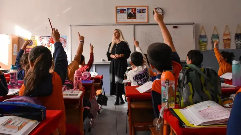 Öğrencilere müjde: MEB ders çizelgelerini yeniledi, erken yaşta uzmanlaşma devri başladı